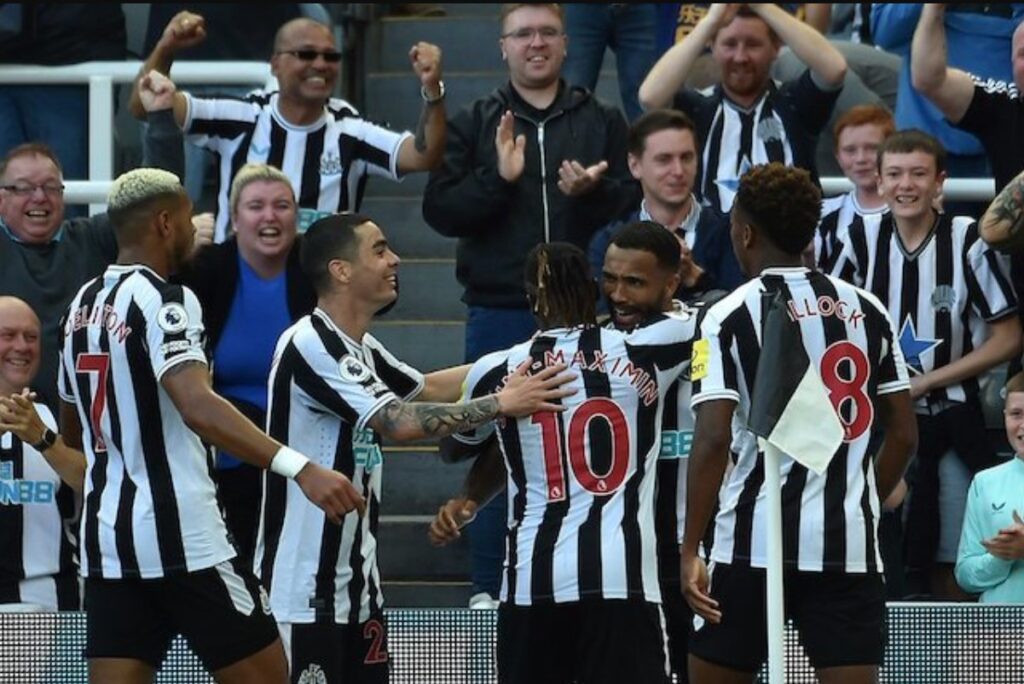 Đội hình Newcastle ăn mừng bàn thắng của Callum Wilson trước Manchester City, Premier League 2022/23 (c) Ảnh AP