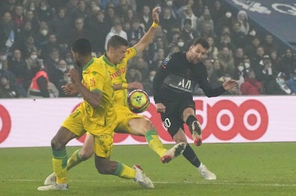Lionel Messi (phải) trong trận đấu PSG vs Nantes, Ligue 1 2021/22 (c) Ảnh AP