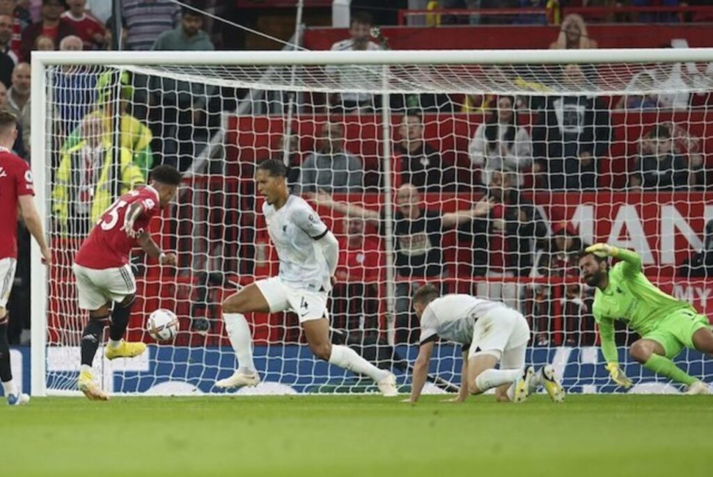 Virgil van Dijk đã không thể ngăn Jadon Sancho ghi bàn trong trận Manchester United vs Liverpool tại Old Trafford, rạng sáng thứ Ba (23/08/2022) theo giờ WIB. (c) Ảnh AP