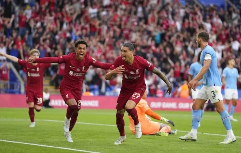 Darwin Nunez của Liverpool (giữa) ăn mừng bàn thắng vào lưới Man City trong Community Shield 2022