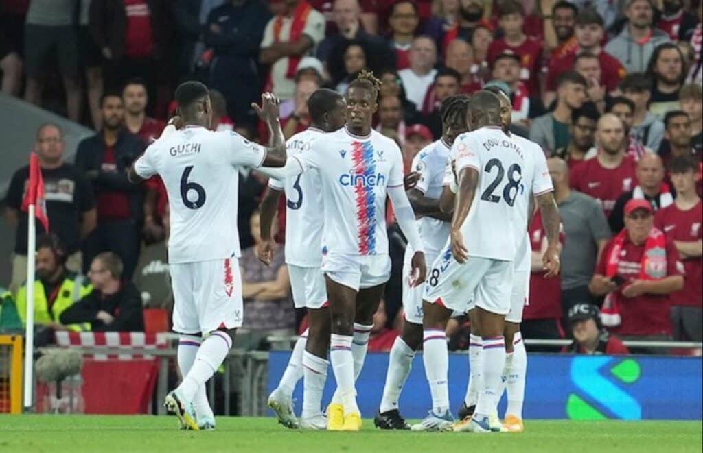 Đội hình Crystal Palace ăn mừng bàn thắng của Wilfried Zaha vào lưới Liverpool, Premier League 2022/23