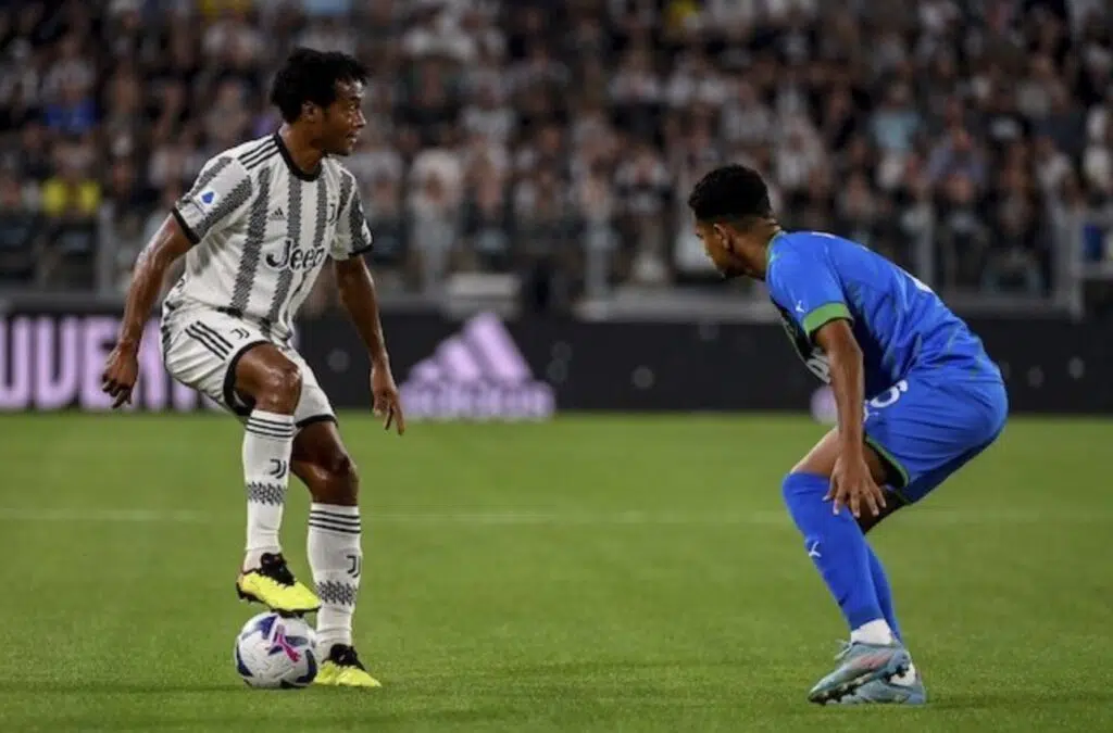 Cầu thủ chạy cánh Juan Cuadrado của Juventus đấu tay đôi với các cầu thủ Sassuolo trong tuần 1 Giải VĐQG Italia 2022/2023, thứ Ba (16/8/2022).