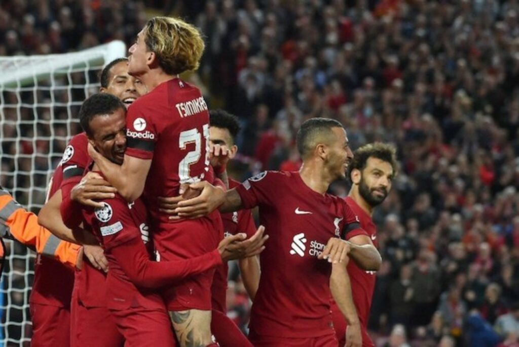 Đội hình của Liverpool ăn mừng bàn thắng của Joel Matip trong trận đấu Champions League 2022/2023 với Ajax, Thứ Tư (13 // 2022) (c) Ảnh AP