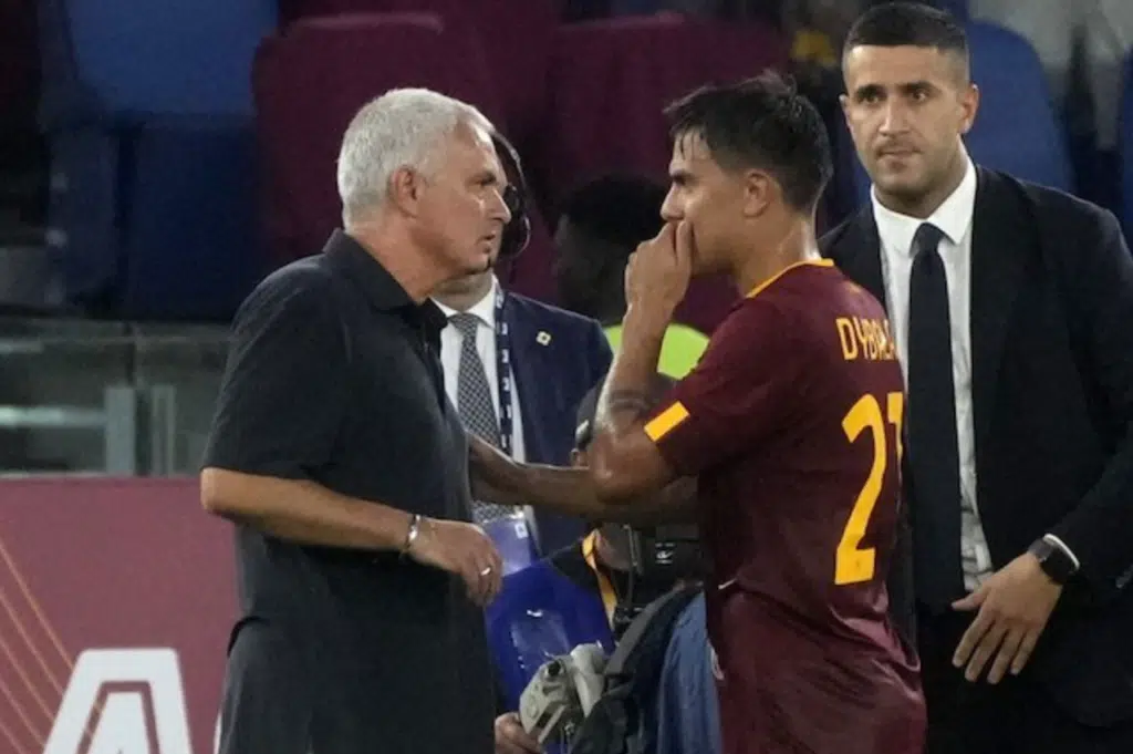 Huấn luyện viên AS Roma, Jose Mourinho và cầu thủ của ông, Paulo Dybala (c) Ảnh AP