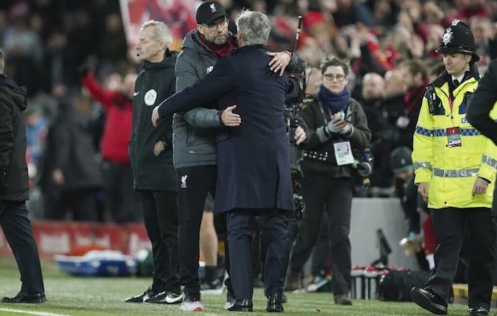 Jurgen Klopp ôm Carlo Ancelotti sau khi kết thúc cuộc đọ sức Liverpool vs Everton. (c) Ảnh AP