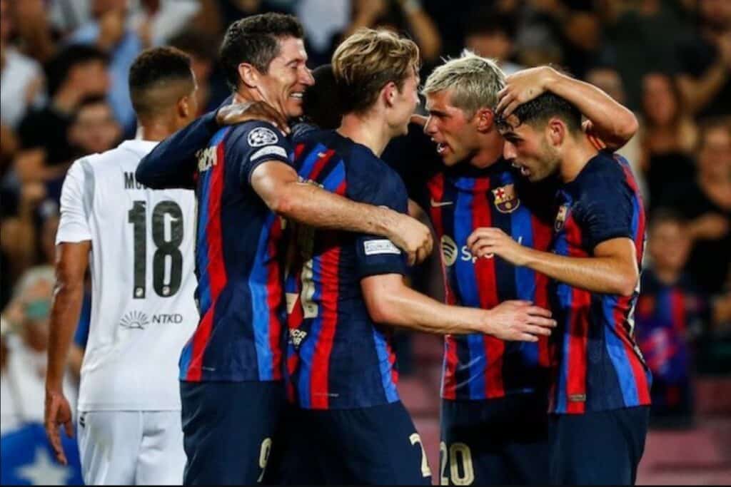 Đội hình Barcelona ăn mừng trong trận đấu với Viktoria Plzen, Thứ Năm (8/9/2022) (c) Ảnh AP