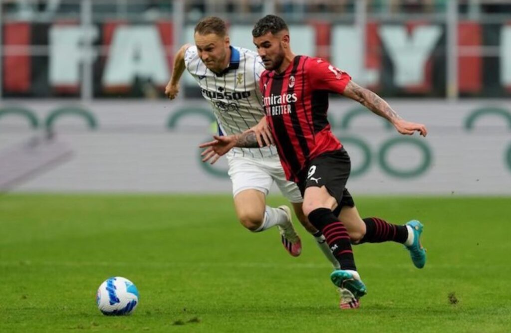 Hậu vệ Theo Hernandez của AC Milan tranh giành bóng với tiền vệ Teun Koopmeiners của Atalanta trong trận đấu tại Serie A vào thứ Hai (16/5/2022)