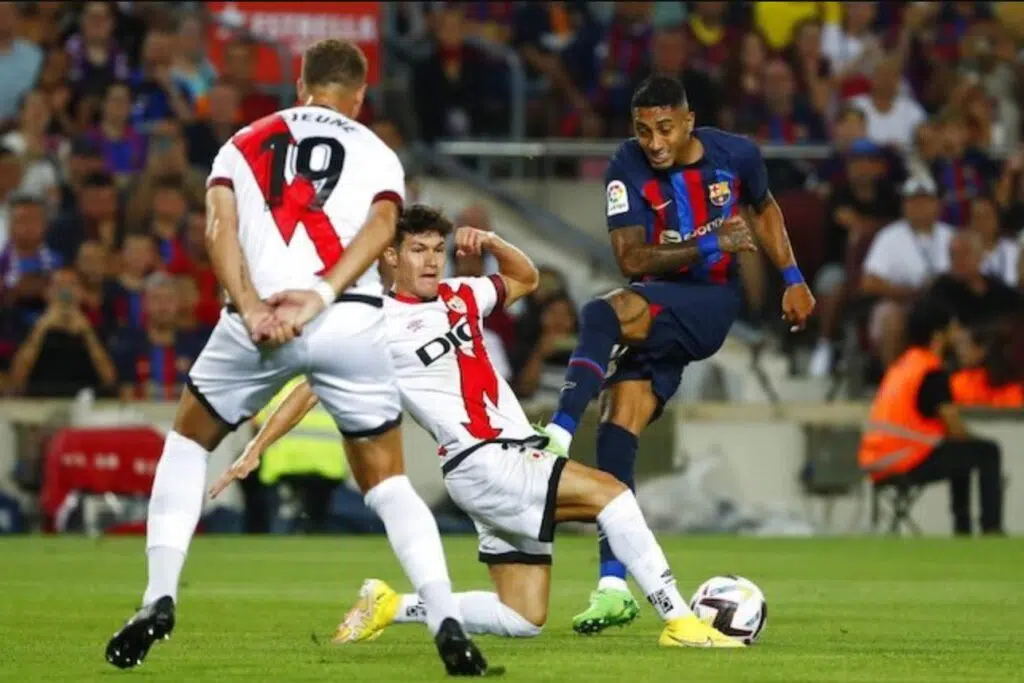 Raphinha của Barcelona (phải) trong trận đấu với Rayo Vallecano
