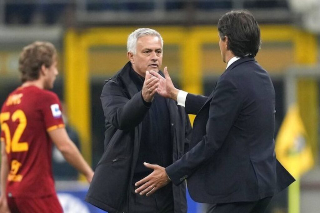 Jose Mourinho và Simone Inzaghi, tại Inter Milan vs AS Roma, Serie A 2021/22 (c) Ảnh AP