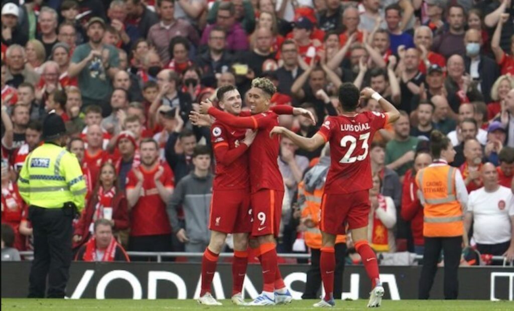 Đội hình Liverpool ăn mừng bàn thắng của Andrew Robertson vào lưới Wolverhampton ở Tuần 38 Premier League 2021-22 tại Anfield, đêm Chủ nhật (22/05/2022)