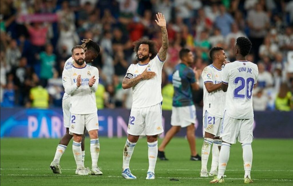 Marcelo của Real Madrid chào mừng những người ủng hộ sau trận đấu thứ 38 tại La Liga với Real Betis vào thứ Bảy (21/5/2022)