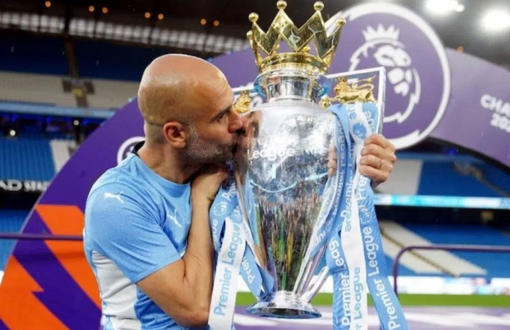 Huấn luyện viên của Manchester City, Pep Guardiola, hôn chiếc cúp Premier League 2021-22