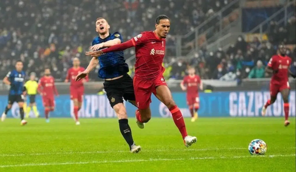 Virgil van Dijk trong trận Inter Milan vs Liverpool, Champions League 2021/22 (c) Ảnh AP