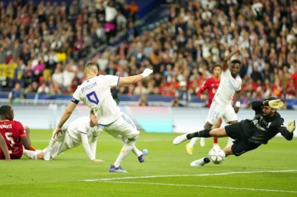 Trận chung kết Champions League 2022 Liverpool vs Real Madrid: Karim Benzema bắn vào Alisson Becker (c) Ảnh AP