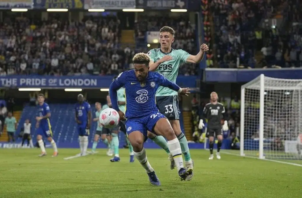 Hậu vệ cánh của Chelsea, Reece James (trái) đấu tay đôi với Luke Thomas của Leicester City trong trận đấu tại Premier League diễn ra vào thứ Sáu (20/5/2022).
