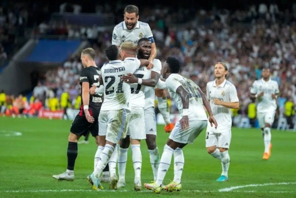 Đội hình Real Madrid ăn mừng bàn thắng của Federico Valverde vào lưới RB Leipzig, Thứ Năm (15/9/2022) (c) Ảnh AP