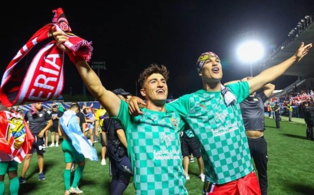 Các cầu thủ Almeria ăn mừng việc thăng hạng lên La Liga 2022/23