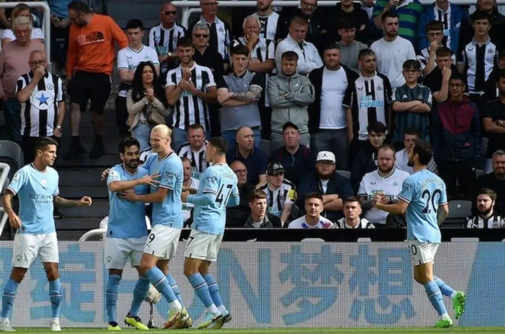 Đội hình Manchester City ăn mừng bàn thắng của Ilkay Gundogan vào lưới Newcastle, Premier League 2022/23 (c) Ảnh AP