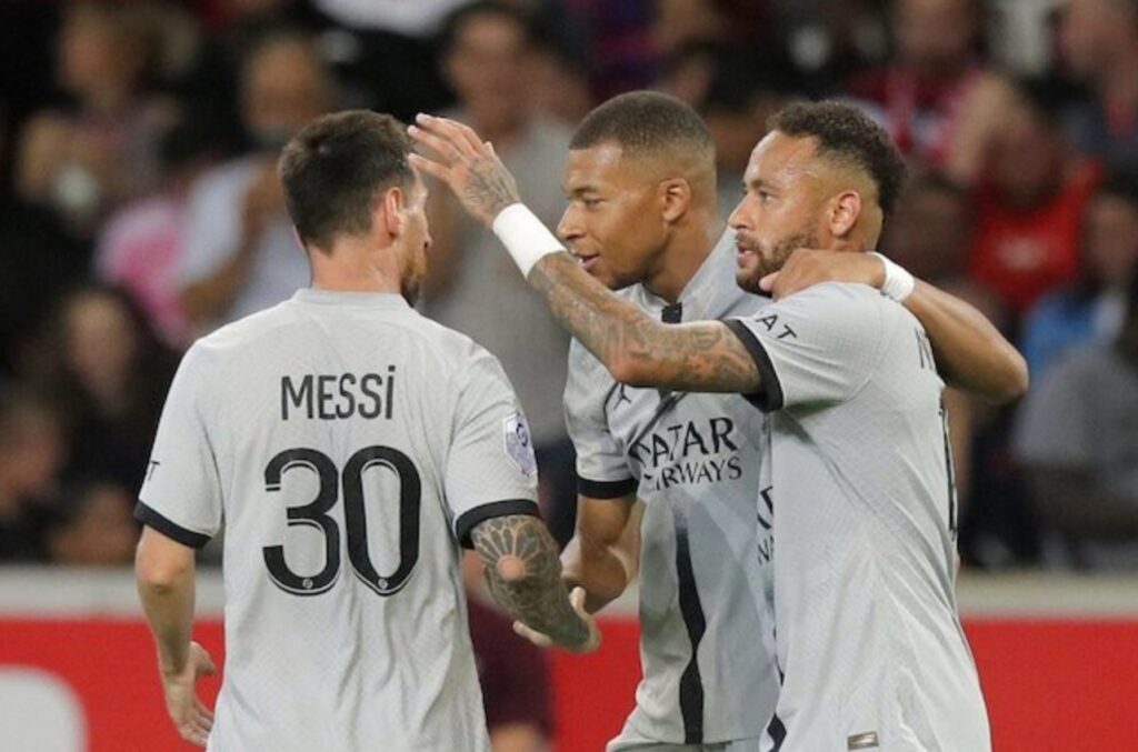 Ba cầu thủ PSG, Lionel Messi, Kylian Mbappe và Neymar ăn mừng (c) Ảnh AP