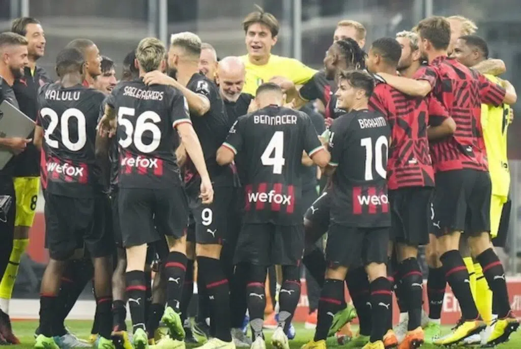AC Milan ăn mừng chiến thắng trong trận derby với Inter Milan ở Tuần 5 của mùa giải Serie A 2022/2023 (c) Ảnh AP