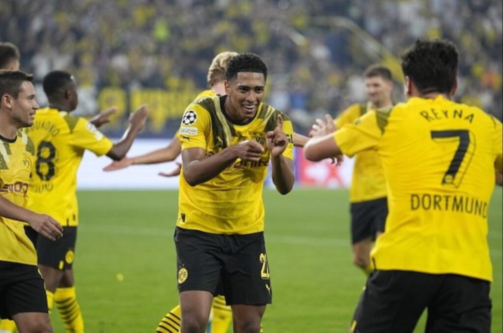 Các cầu thủ Borussia Dortmund trong hành động khi họ đánh bại FC Copenhagen trong trận đấu đầu tiên của Champions League 2022/2023 (c) Ảnh AP