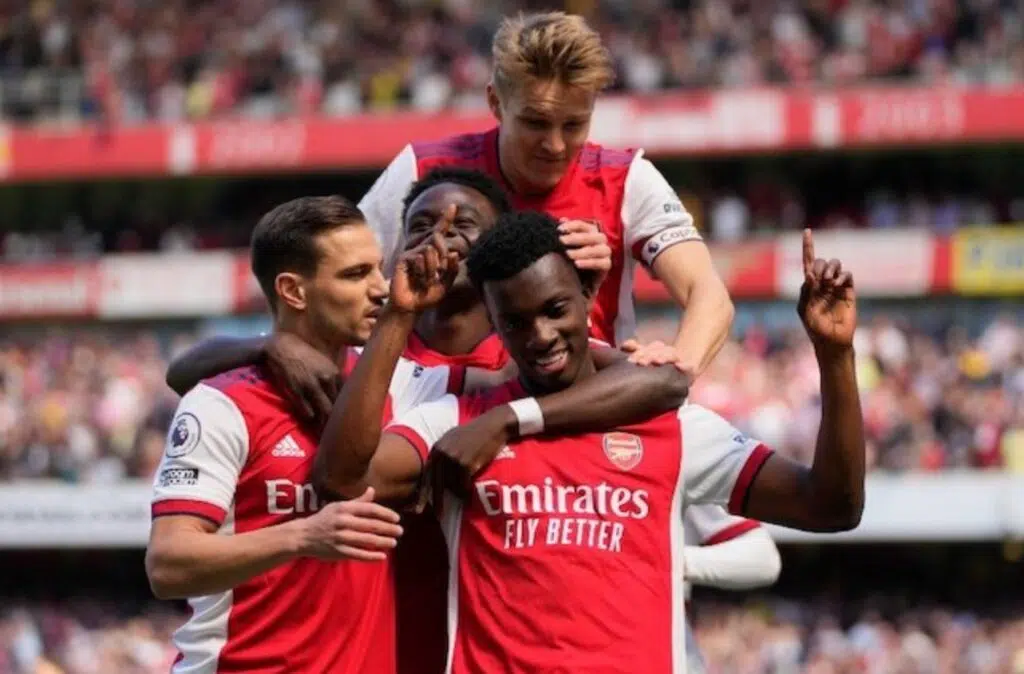Đội hình Arsenal ăn mừng bàn thắng của Eddie Nketiah (c) Ảnh AP