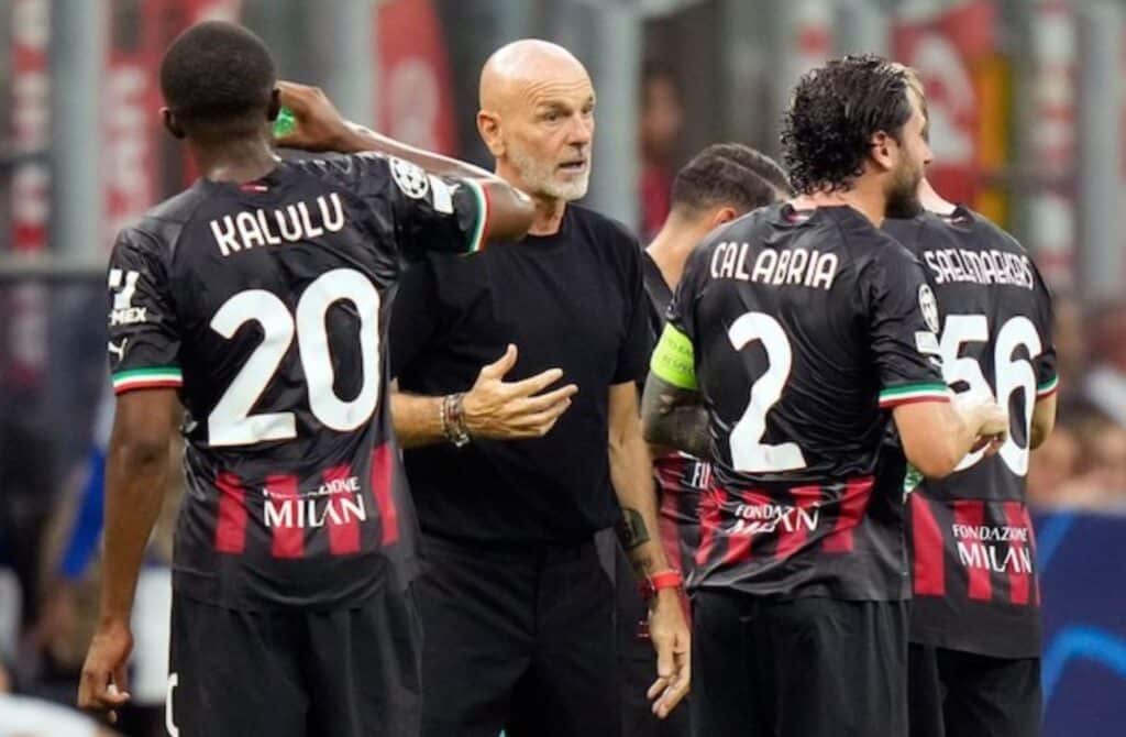 Stefano Pioli bên các cầu thủ AC Milan. (c) Ảnh AP