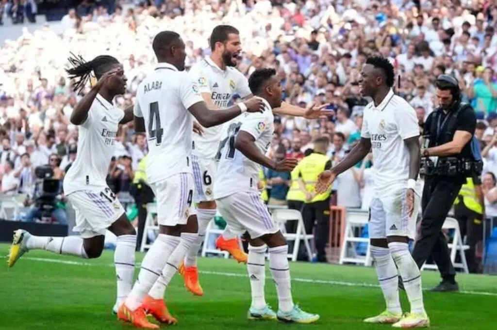 Đội hình Real Madrid ăn mừng bàn thắng của Vinicius Junior trước Mallorca, La Liga 2022/23 (c) Ảnh AP