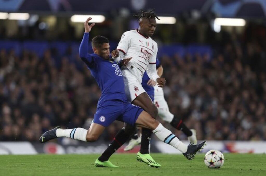 Trung vệ Thiago Silva của Chelsea đấu tay đôi với tiền đạo Rafael Leao của AC Milan tại Champions League 2022/2023 (c) Ảnh AP