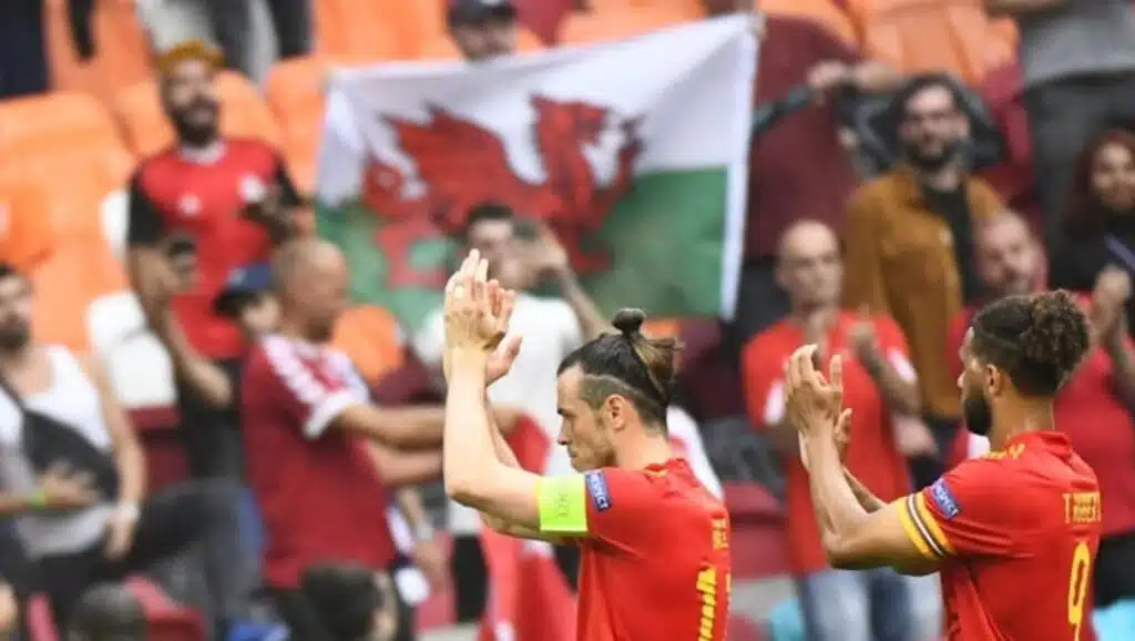 Garath Bale ăn mừng chiến thắng của Xứ Wales